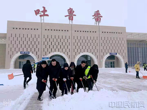 1月15日，吐鲁番机场全力清理积雪（付冬冬 摄）_副本.jpg