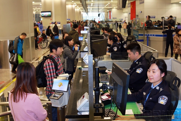 上海边检民警为旅客快速办理通关手续——魏文亨摄影_副本.jpg