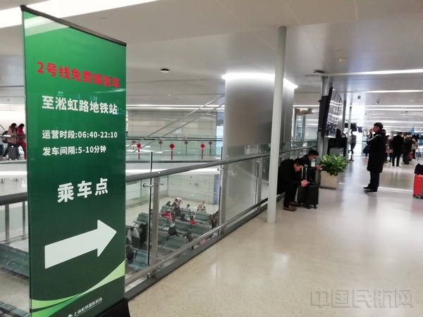 航站楼到达层的短驳车指示牌-钱擘摄.jpg 航站楼到达层的短驳车指示牌-钱擘摄.jpg