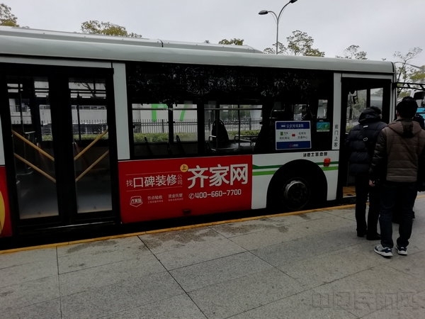 准备搭乘短驳车的旅客-钱擘摄.jpg 准备搭乘短驳车的旅客-钱擘摄.jpg