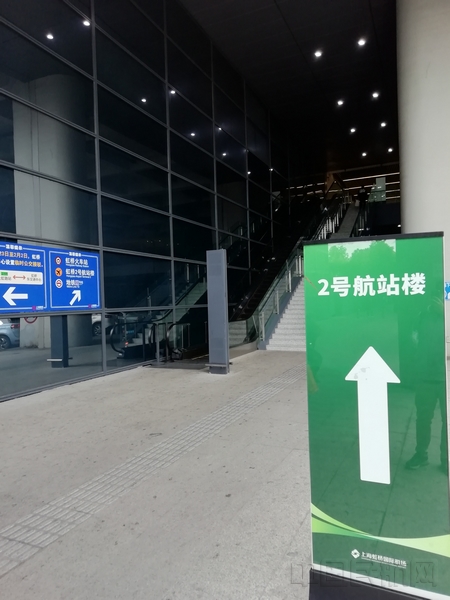 临时短驳车站前往航站楼的指示牌-钱擘摄.jpg 临时短驳车站前往航站楼的指示牌-钱擘摄.jpg