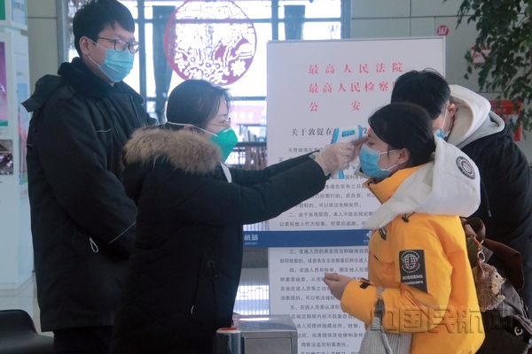 nEO_IMG_对进入航站楼旅客进行体温检测