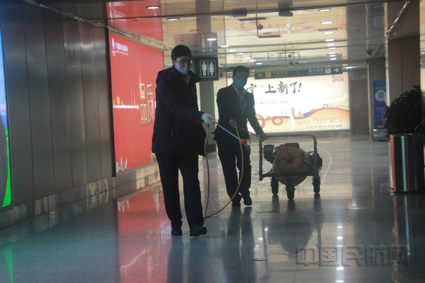 nEO_IMG_航站楼管理部员工对航站楼各区域进行无死角消毒