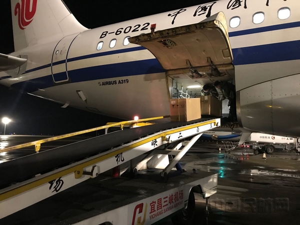 nEO_IMG_宜昌三峡机场开启绿色保障通道,专人专车对物资进行快速保障 (2)(摄影:李洋)