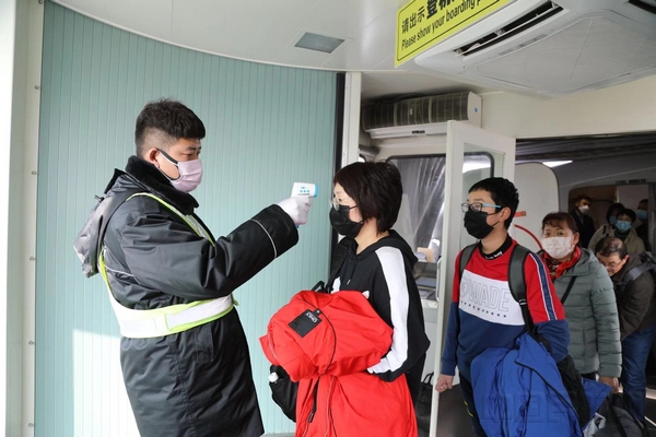 对到达银川航班进行舱门口体温检测.jpg 对到达银川航班进行舱门口体温检测.jpg