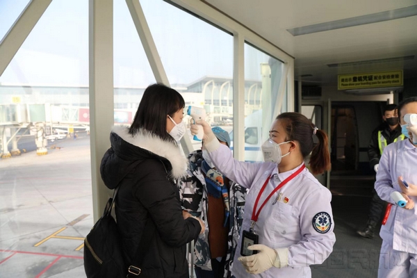 机场医护人员对旅客进行复检.jpg 机场医护人员对旅客进行复检.jpg