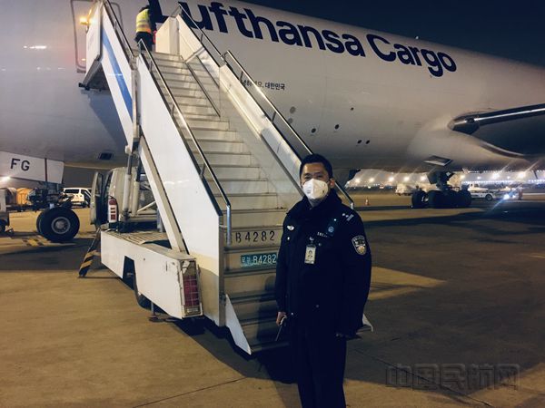 上海机场边检民警提前到岗准备登机检查-吴金勇摄_副本.jpg 上海机场边检民警提前到岗准备登机检查-吴金勇摄_副本.jpg