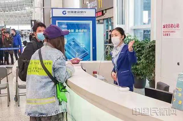 杭州机场问询柜台佩戴防护口罩为旅客解答_副本.jpg 杭州机场问询柜台佩戴防护口罩为旅客解答_副本.jpg