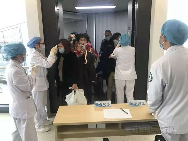 宁波机场对进出港旅客进行体温检测_副本.jpg 宁波机场对进出港旅客进行体温检测_副本.jpg