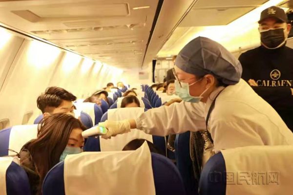 台州机场对旅客进行体温检测_副本.jpg 台州机场对旅客进行体温检测_副本.jpg