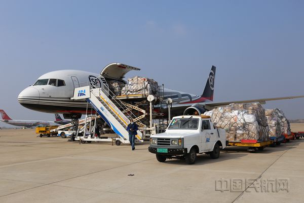 1月28日，武汉天河机场3架全货机运载共计60余吨医疗防疫物资抵港_副本.jpg