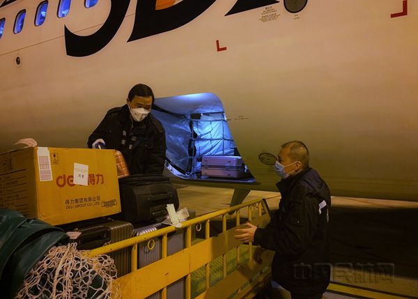 ”防疫就是命令,一线就是战场,我们将坚定信心,共克时艰,坚决打赢疫情防控阻击战。“魏崇久说。_副本.jpg ”防疫就是命令,一线就是战场,我们将坚定信心,共克时艰,坚决打赢疫情防控阻击战。“魏崇久说。_副本.jpg