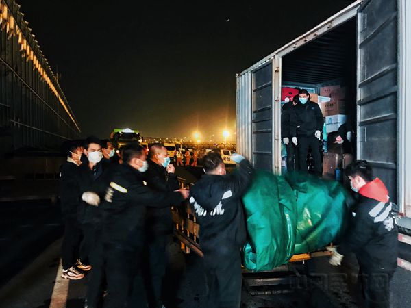 截止1月27日,武汉天河机场共保障包机28架次,其中,医疗及相关人员3189名,医疗器械物资130余吨。_副本.jpg 截止1月27日,武汉天河机场共保障包机28架次,其中,医疗及相关人员3189名,医疗器械物资130余吨。_副本.jpg