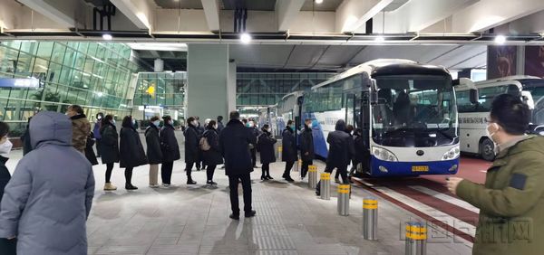 孙建桥安排旅客有次序排队上车.jpg 孙建桥安排旅客有次序排队上车.jpg