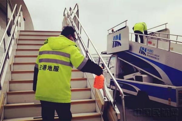 武汉机场地服党员对登机梯进行消毒.jpg