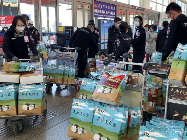 图：安检员为医护人员搬运物资 摄影：樊菊.jpg