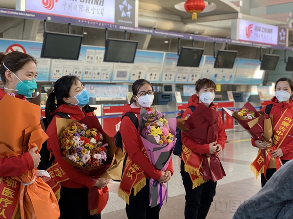 图：出发前的医护人员  摄影：樊菊.jpg