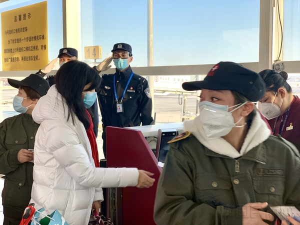 图：机场公安民警向援鄂医护人员敬礼  摄影：樊菊.jpg