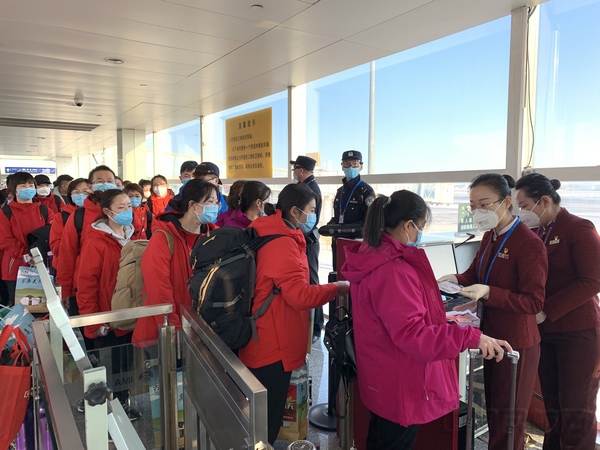 图：医护人员通过专用通道登机  摄影：樊菊.jpg