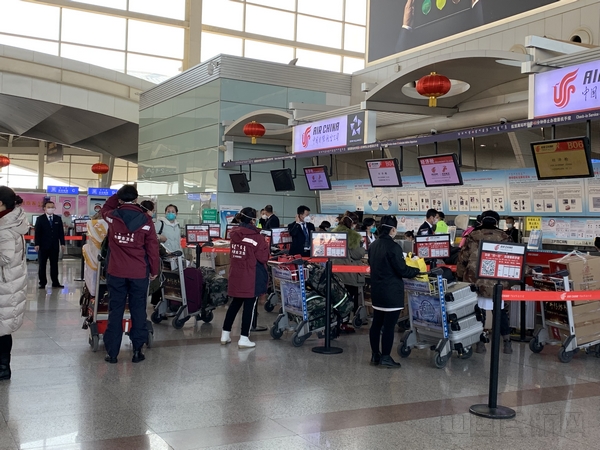 图：医护人员在专用柜台值机  摄影：樊菊.jpg