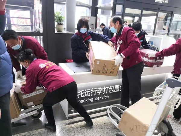 虹橋機(ji)場員工(gong)為上海(hai)援鄂醫(yi)療隊(dui)打(da)包(bao)行(xing)李-上海(hai)機(ji)場供(gong)圖.jpg 虹橋機(ji)場員工(gong)為上海(hai)援鄂醫(yi)療隊(dui)打(da)包(bao)行(xing)李-上海(hai)機(ji)場供(gong)圖.jpg