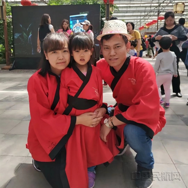 nEO_IMG_（图：2019年夏天夫妻俩带孩子参加活动 赵献如提供）.jpg