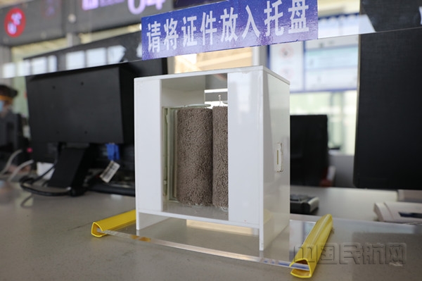 nEO_IMG_图:滚轴式证件消毒器亮相安检验证台 摄影:贾星宇