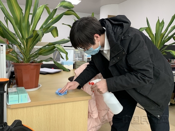 nEO_IMG_李子豪为办公桌消毒