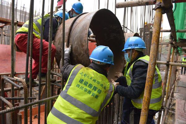 第一张: 天府机场建设工地上,工人正对预留套管进行安装(摄影 李熙)_副本.jpg 第一张: 天府机场建设工地上,工人正对预留套管进行安装(摄影 李熙)_副本.jpg