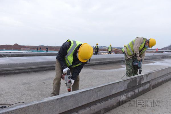 第二张:天府机场飞行区站坪建设工地,工人正在进行道面混凝土模板安装(摄影 李熙)_副本.jpg 第二张:天府机场飞行区站坪建设工地,工人正在进行道面混凝土模板安装(摄影 李熙)_副本.jpg