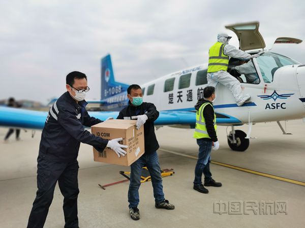 杨阳卸载医用物资(左一)_副本.jpg 杨阳卸载医用物资(左一)_副本.jpg