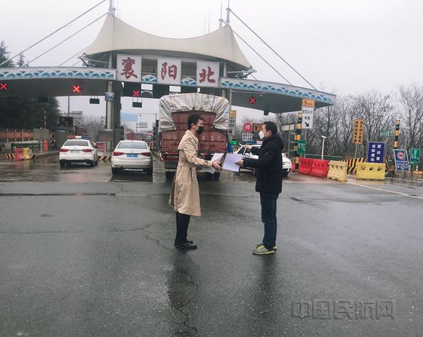 陈旭东冒雨协调消毒通道的事宜_副本.jpg 陈旭东冒雨协调消毒通道的事宜_副本.jpg
