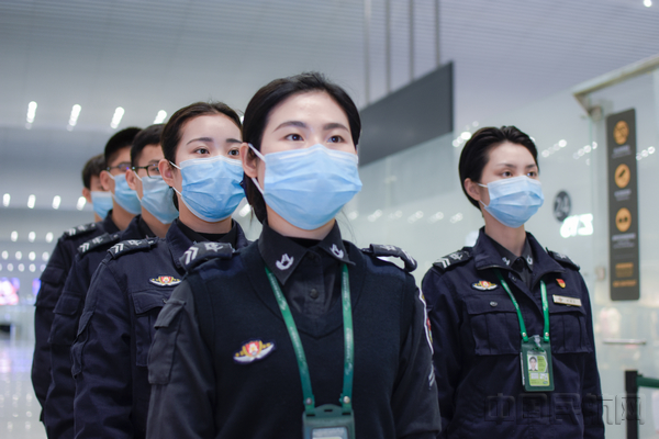 广州白云机场安检护卫部:疫情无情人有情 "心"服务如沐春风