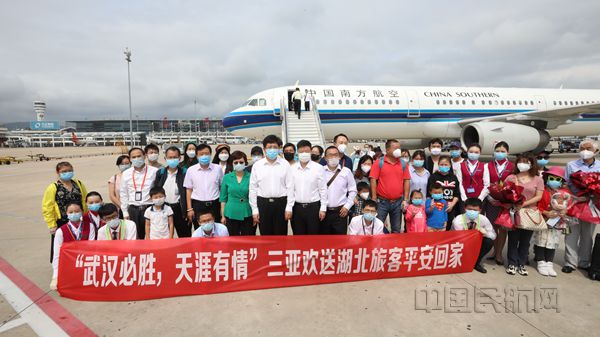 配图：保障湖北滞琼旅客返乡_副本.jpg