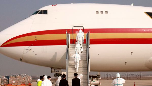 防疫人员登机20200307_副本.jpg