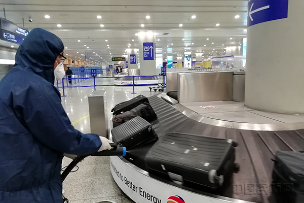 旅客提取前,浦东机场地服人员为托运行李消毒-钱擘摄1.jpg 旅客提取前,浦东机场地服人员为托运行李消毒-钱擘摄1.jpg
