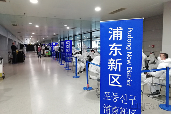 上海全市16个区分别派员派车驻守现场转运旅客-钱擘摄1.jpg 上海全市16个区分别派员派车驻守现场转运旅客-钱擘摄1.jpg