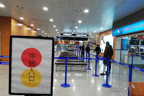 工作人员查验确认后,国际到港旅客根据护照的红黄绿三色标签分流通行-2-钱擘摄1.jpg 工作人员查验确认后,国际到港旅客根据护照的红黄绿三色标签分流通行-2-钱擘摄1.jpg