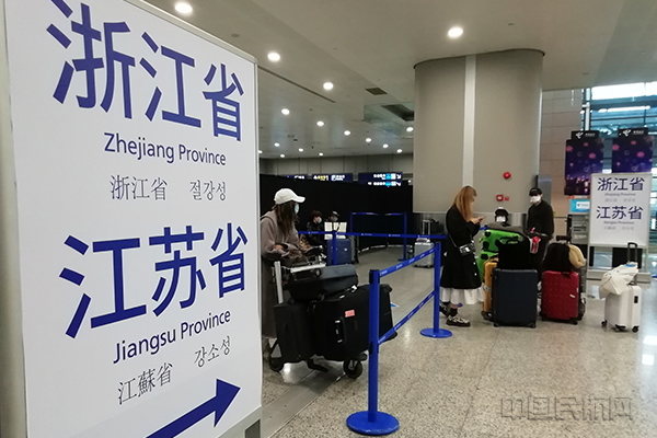 江苏浙江均在浦东机场派驻人员和车辆,统一接运两省国际到港旅客-钱擘摄1.jpg 江苏浙江均在浦东机场派驻人员和车辆,统一接运两省国际到港旅客-钱擘摄1.jpg