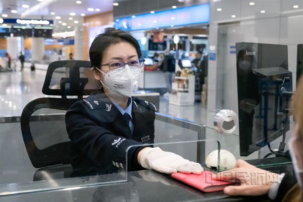 上海边检移民管理警花:战"疫"玫瑰别样红