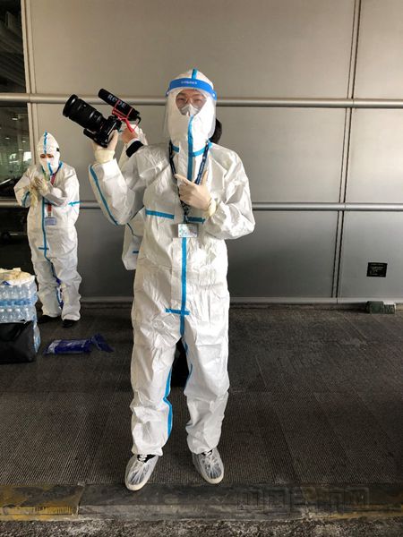 穿着防护服去一线拍摄的田臣