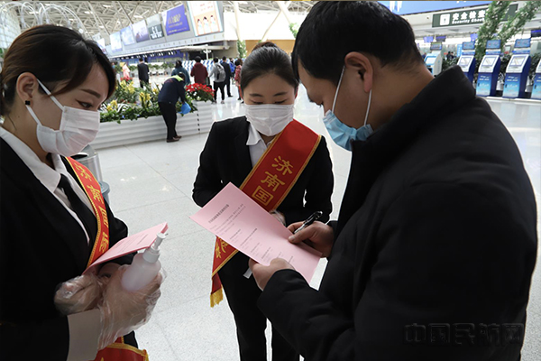 工作人员向旅客发放调查问卷1.jpg 工作人员向旅客发放调查问卷1.jpg