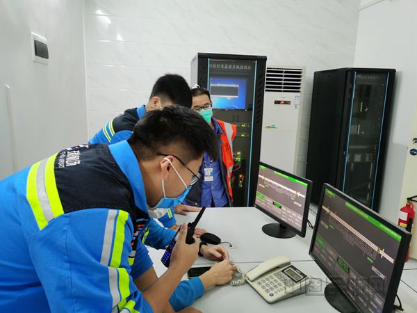 维修员按照导航人员指令调整光级_副本.jpg 维修员按照导航人员指令调整光级_副本.jpg