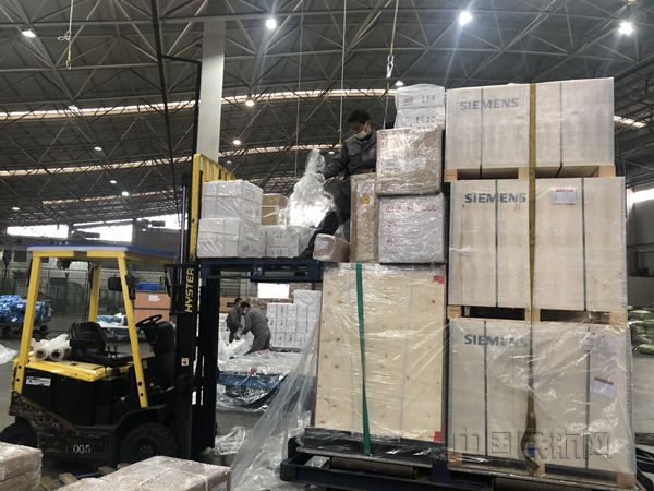 南京禄口国际机场航空货运开足马力助力复工复产。郏丹龙 摄 (2)_副本.jpg