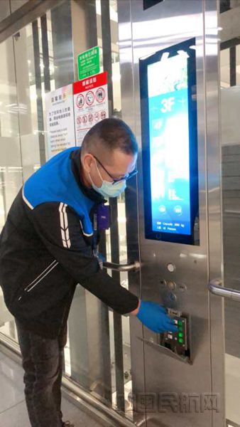 杨力军为航站楼内主电梯设备维保_副本.jpg