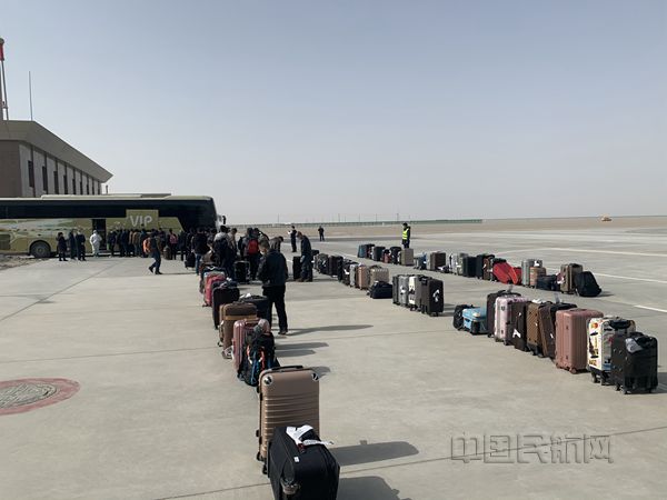 若羌楼兰机场助力格库铁路建设工人包机返岗复工 (1)_副本.jpg