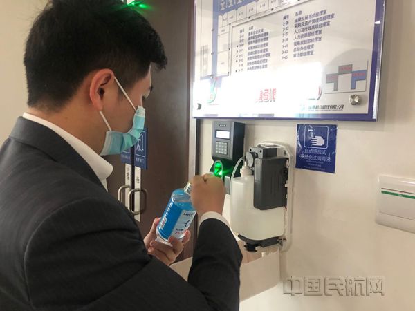 候机楼管理部为珠海机场候机楼内的自动手部消毒机添加免洗消毒液_副本.jpg 候机楼管理部为珠海机场候机楼内的自动手部消毒机添加免洗消毒液_副本.jpg