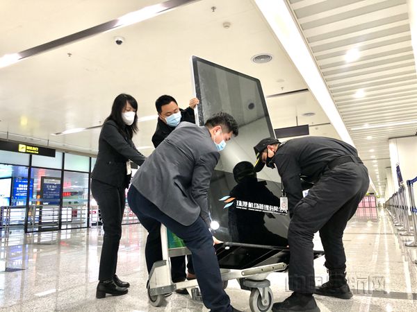 候机楼管理部在珠海机场候机楼内增设苹果屏,加强防疫宣传_副本.jpg 候机楼管理部在珠海机场候机楼内增设苹果屏,加强防疫宣传_副本.jpg