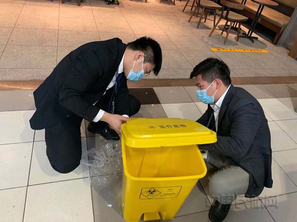 候机楼管理部在珠海机场各处增设医疗废物专用垃圾桶_副本.jpg 候机楼管理部在珠海机场各处增设医疗废物专用垃圾桶_副本.jpg