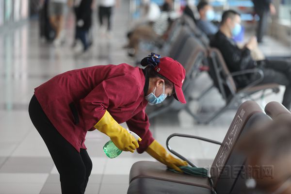 供应商员工对座椅进行消毒_副本.jpg 供应商员工对座椅进行消毒_副本.jpg